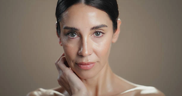 Mulher com pele firme e natural após bioestimulador de colágeno